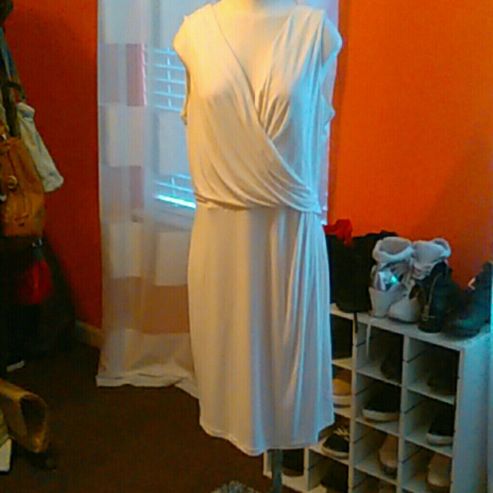 Sleeveless V neck dress